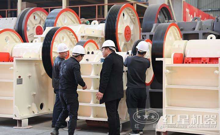 客戶到場參觀，專業技術人員全程講解