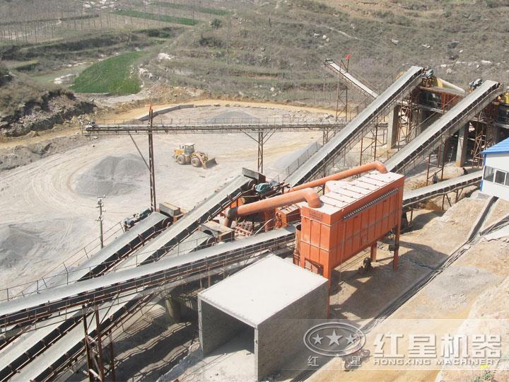 河南桐柏青石制砂現(xiàn)場產量250t/h，出料均勻