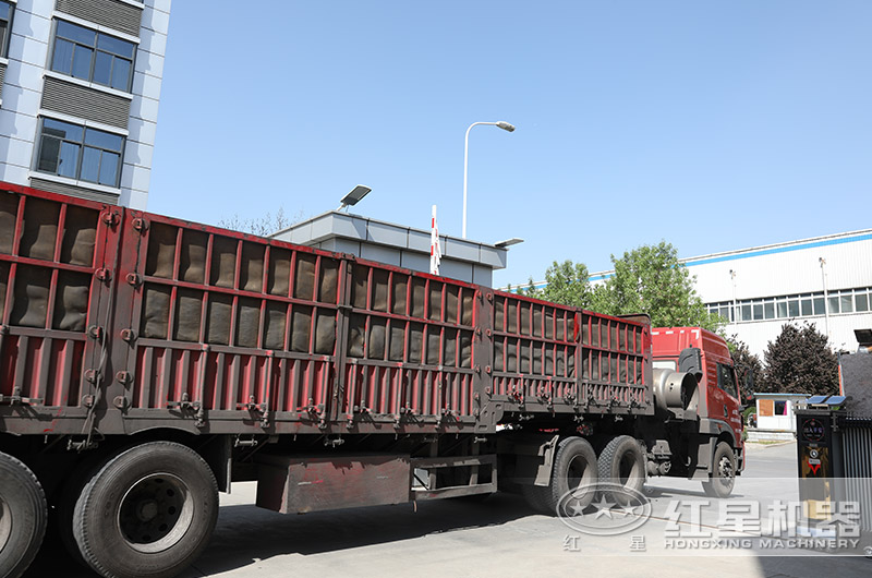 小型錘式制砂機發(fā)往客戶現(xiàn)場 小型錘式制砂機發(fā)往客戶現(xiàn)場