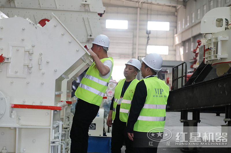 客戶來廠考察細(xì)碎制砂機(jī)設(shè)備 客戶來廠考察細(xì)碎制砂機(jī)設(shè)備